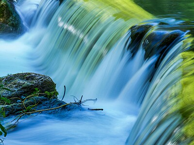 Naturpool mit Wasserfall