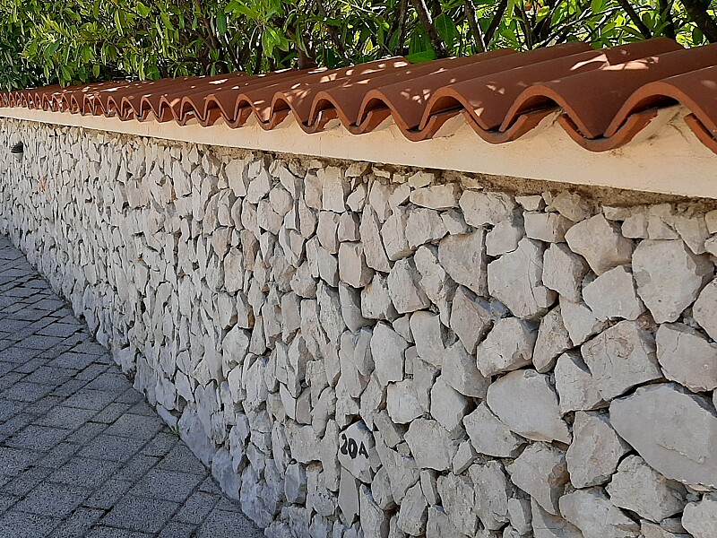 Natursteinmauer Zaun